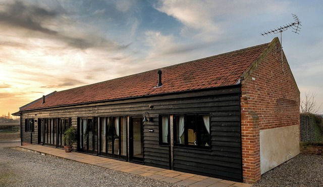 PARTRIDGE, pet friendly, character holiday cottage in Wheatacre