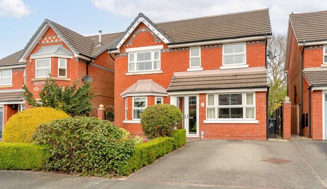 Partridge Rise | Near Aintree | Sleeps 9