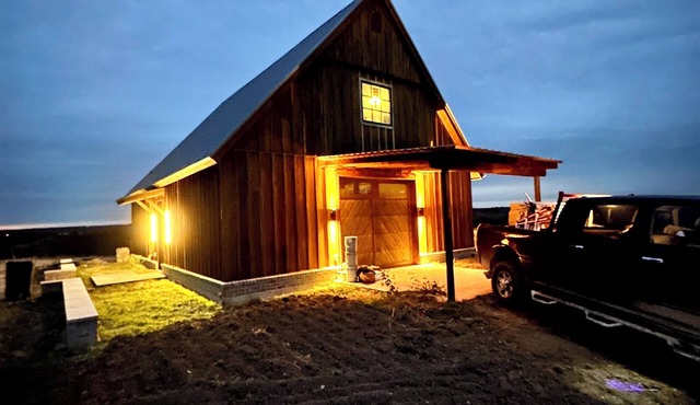 Party Barn w/2 loft style BRs. Wide open spaces, Fireplace, large deck. Views!