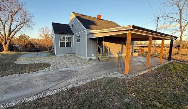 Pa’s House is an enjoyable, entirely remodeled, 2-bedroom farmhouse near Anna.