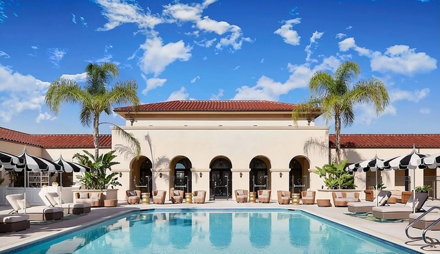 Pasadena Hotel & Pool, Deluxe Pool View Room with One King Bed, Parking