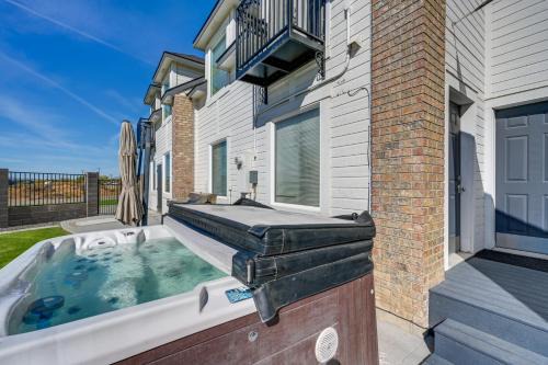 Pasco Condo w/Columbia River Views + Hot Tub