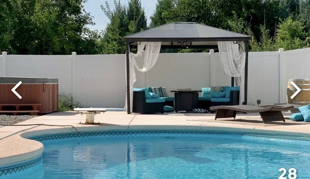 Pasco Oasis Get Away - In-ground pool and hot tub open June-Sept, 4 bed 2.5 bath
