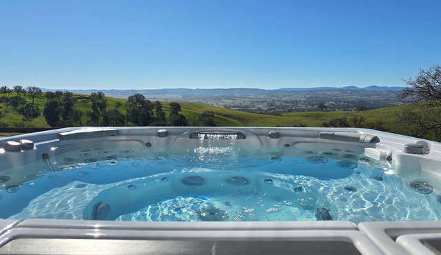 Paso Robles Hilltop Hot tub nights 11 acres Wine days, relaxing evenings