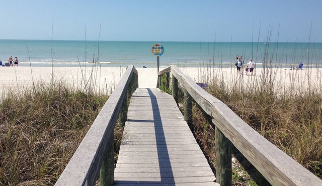 Pass a Grille- 30 Steps to sand! 1400 sq feet. 2 bd/ 2 ba. Walk to dining. Pets
