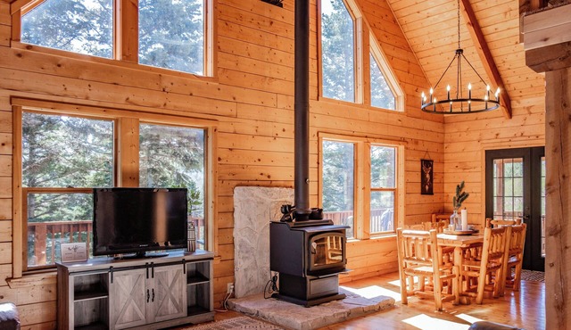 "Pass Creek Cabin" Luxe Log Home in the Mountains