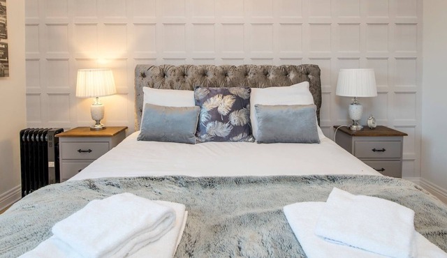 Pass the Keys | 2 Bed Apartment with Views & Parking very central!