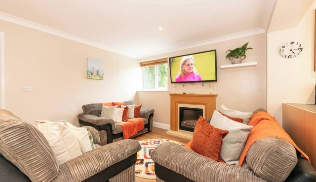 Pass the Keys | 3BR Free Parking House Mins to Central London