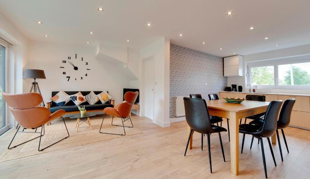 Pass the Keys 49 Byron Square Modern and Spacious 3 Bed Home with Free Parking