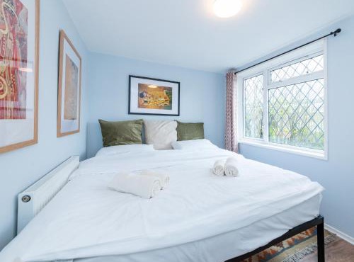 Pass the Keys Basingstoke Charming King Beds Flat in Basingstoke Sleeps 4