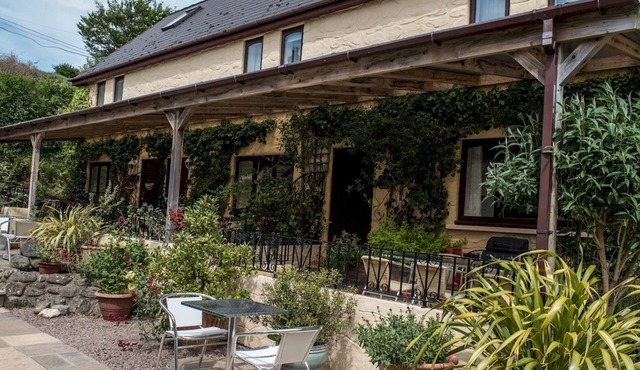 Pass the Keys | Beautiful Cottage - Perfect for Al Fresco Dining