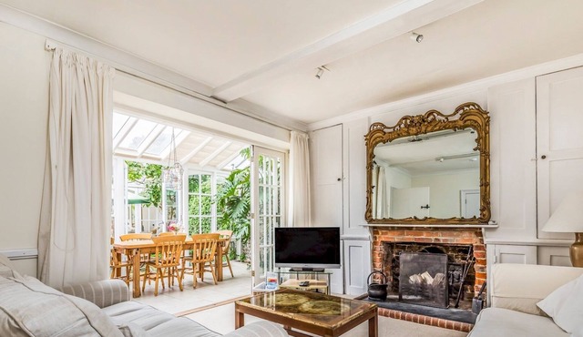 Pass the Keys | Charming Historic Bosham Home Close To Quayside