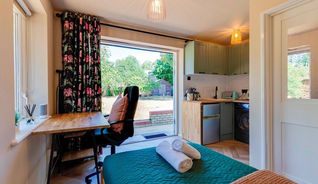 Pass the Keys | Charming and Central Garden Studio Flat | Free Parking