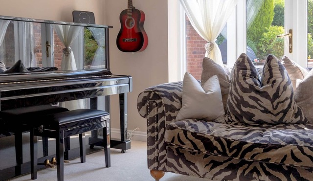 Pass the Keys | Charming Modern House