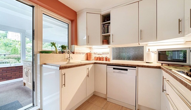 Pass the Keys | Close to Uni homely and suitable for families