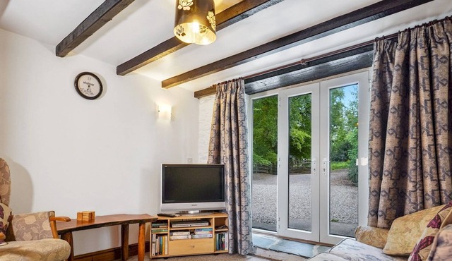 Pass the Keys | Cosy 3 Bedroom Barn Conversion with pool