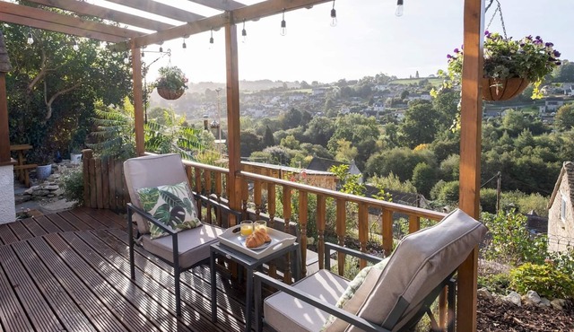 Pass the Keys | Cosy Cotswold cottage with stunning views