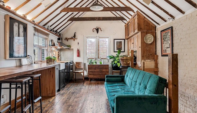 Pass the Keys | Cosy Flat, historic 1880 coach house, North London