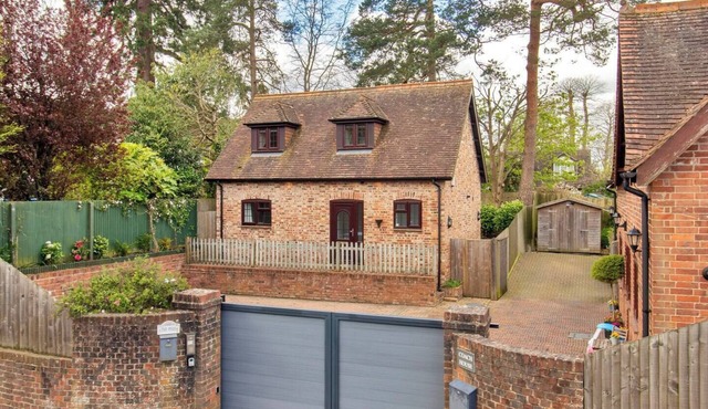 Pass the Keys | Cute cottage in Pembury with parking