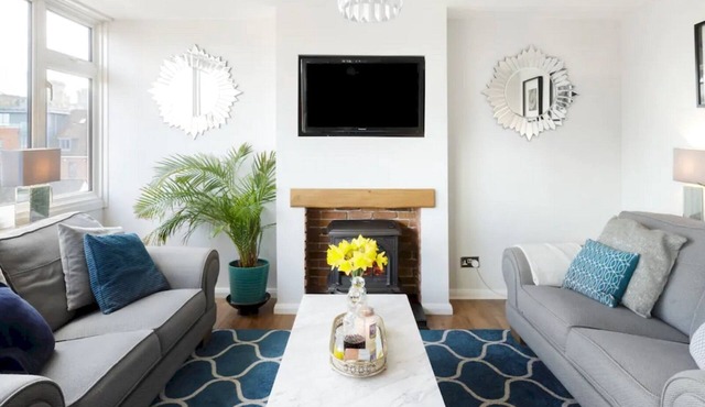 Pass the Keys | Eton Penthouse with Amazing Castle River Views