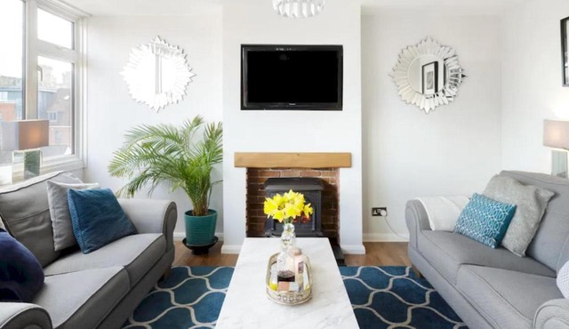 Pass the Keys Eton Penthouse with Amazing Castle River Views