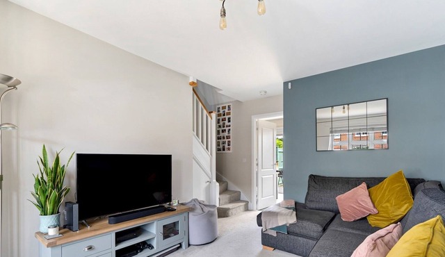 Pass the Keys | Fabulous 2 Bed House in Woodford sleeps 4