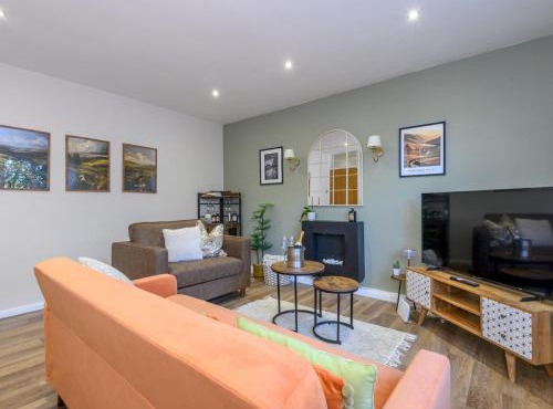 Pass the Keys Family Friendly home in Baildon Court-Free Parking