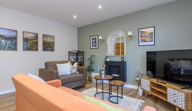Pass the Keys | Family Friendly home in Baildon Court-Free Parking