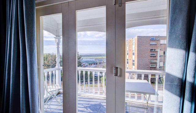 Pass the Keys | Large house Leigh Sea views