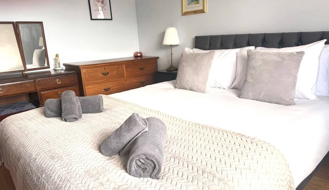 Pass the Keys | Hamilton House-Superb location!