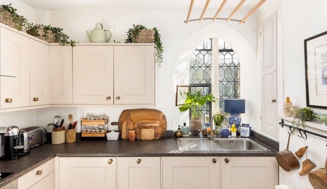 Pass the Keys | Historic 2Bed Chapel in Central Warwick