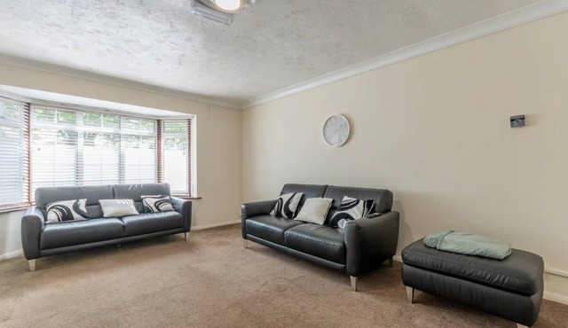 Pass the Keys | Large house in Benfleet