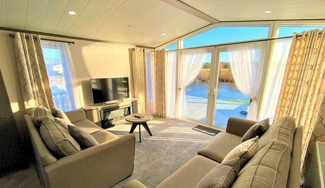 Pass the Keys | Lakeside Shooting Fishing Lodge Sleeps 6 HTub