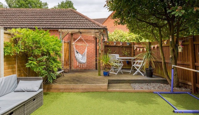 Pass the Keys | Large 4Bed Family Home, Warwick & Secure Parking