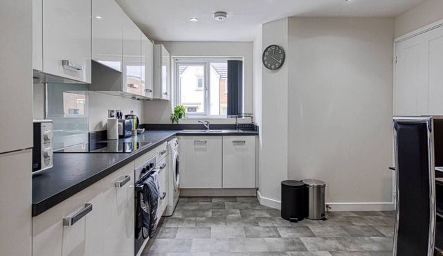 Pass the Keys | Large Townhouse *Free parking and office*