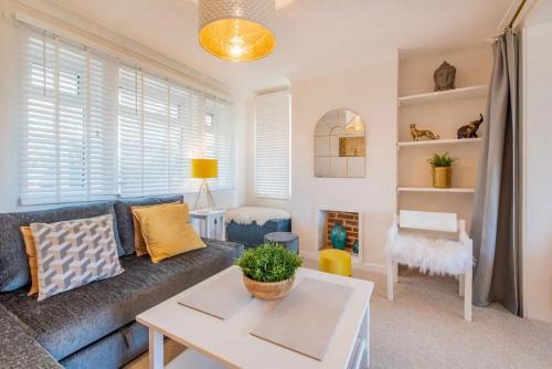 Pass the Keys Large Luxury Glastonbury House Stunning views