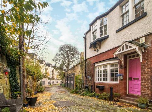 Pass the Keys Magical Mews Hideaway: Quirky Cottage Experience