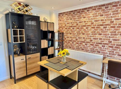 Pass the Keys Modern Home- Ideal for Professionals 5 mins to M4