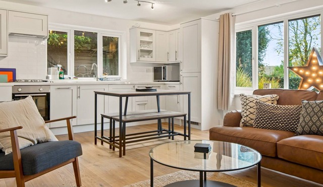 Pass the Keys | Newly Refurbished Annex with Parking and Pool