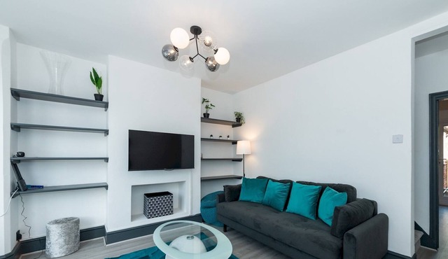 Pass the Keys | Renovated Victorian Terrace near Reading Station