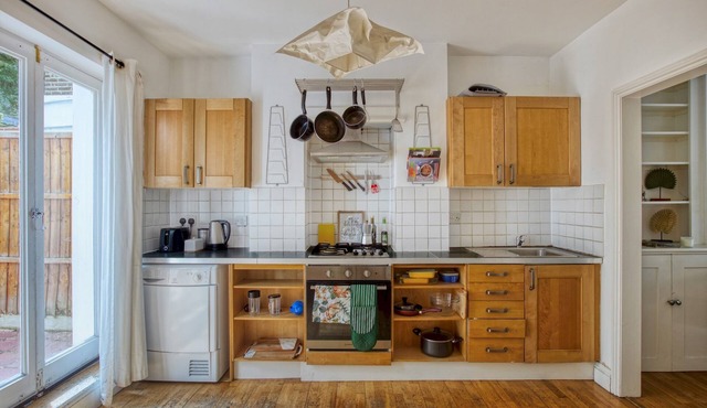 Pass the Keys | SE24, 1BD apart with Kitchen, Parking, Terrace