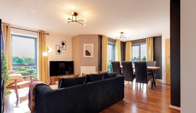 Pass the Keys | Spacious and Modern Flat with own Car Park