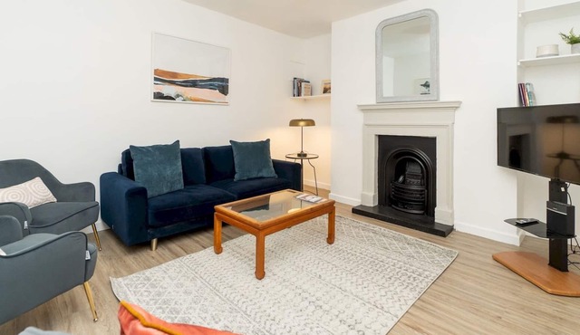 Pass the Keys | Stunning 3 bedroom Townhouse with free parking