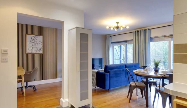 Pass the Keys | Stylish Riverside Apartment with Free Parking