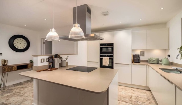Pass the Keys | Stylish Modern Spacious 2 bed flat Sleeps 4