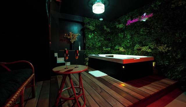 Passion and mystery: a night in a love room and a game of riddles