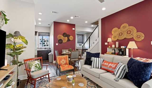 Passionate 2BD Townh: JOYfull & Magnolia walkable!