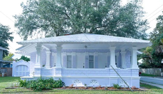 Pastel Patio Paradise- Walk Downtown, Close to UF!