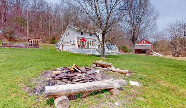 Pastoral, dog-friendly home surrounded by lush woodland with free WiFi & firepit