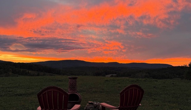 Pasture Perch: Renovated Camper, Farm Setting & Mountain Views Near Dream Park